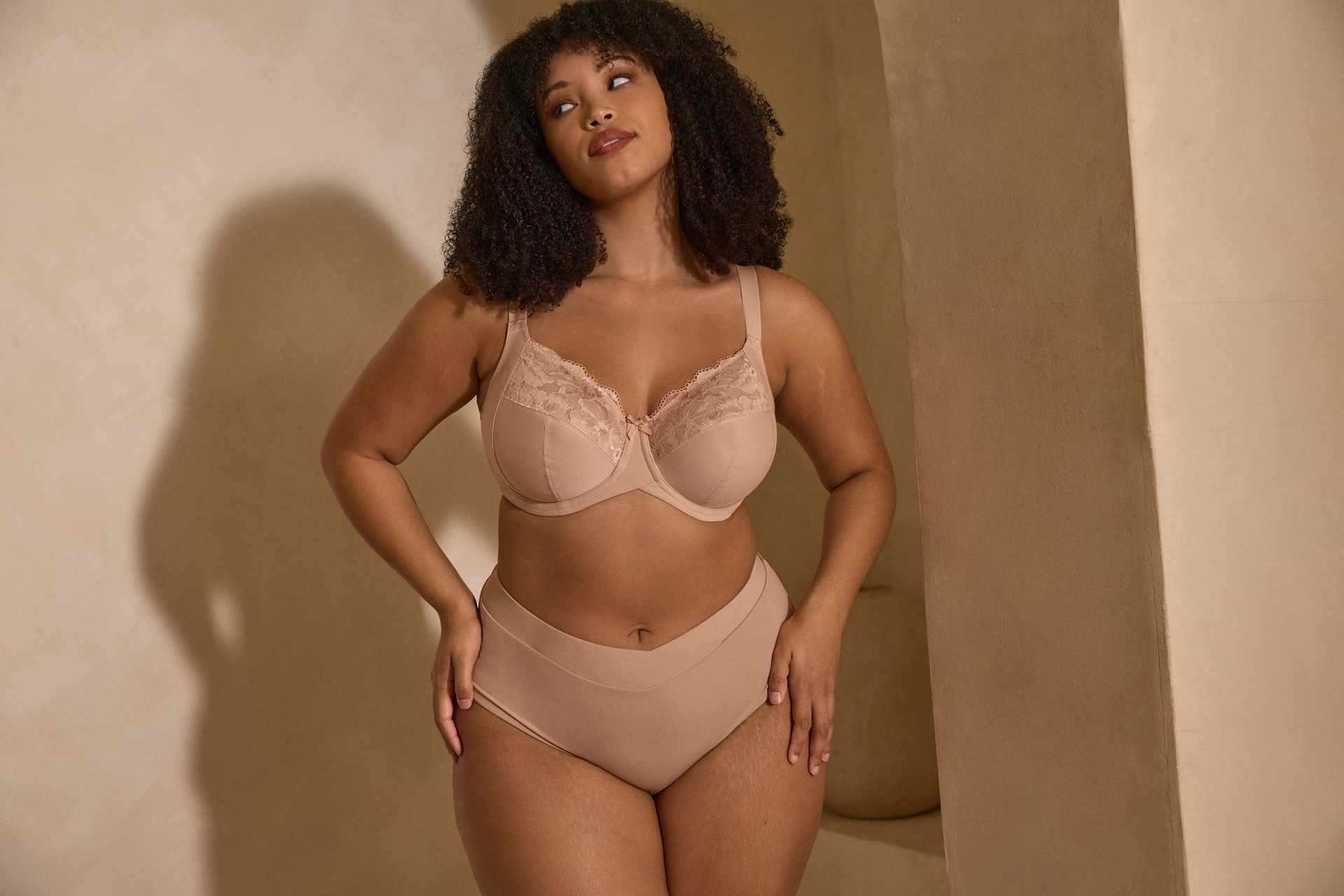 Reggiseno con ferretto per seni molto grandi 11265 nero e nudo